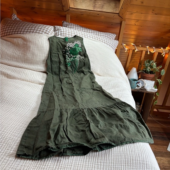 vintage Dresses & Skirts - Vintage Green Sleeveless Linen Dress with Floral Embroidery